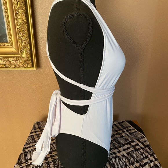 3/12 🏖️ sale Alunalevi White Swimsuit plunging Neckline. One piece. Size M NWT - Picture 7 of 10